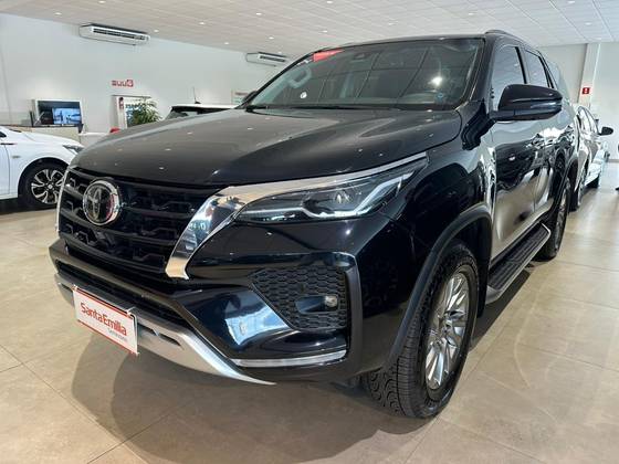 TOYOTA HILUX SW4 2.8 D-4D TURBO DIESEL SRX 7L 4X4 AUTOMÁTICO